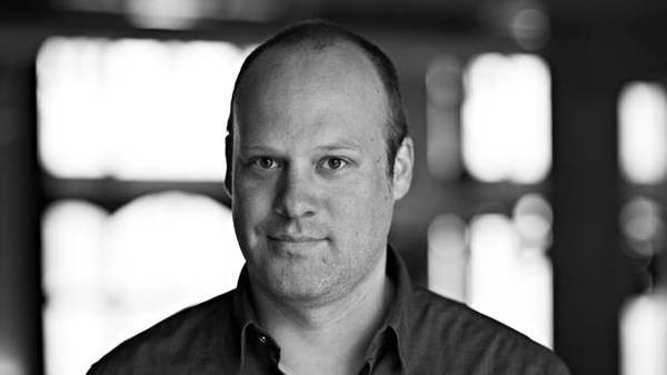 Auf diesem Bild sieht man einen Mann, Martin Haspel. Er ist Ansprechpartner für die Anmietung der Bürgerhäuser in Darmstadt.