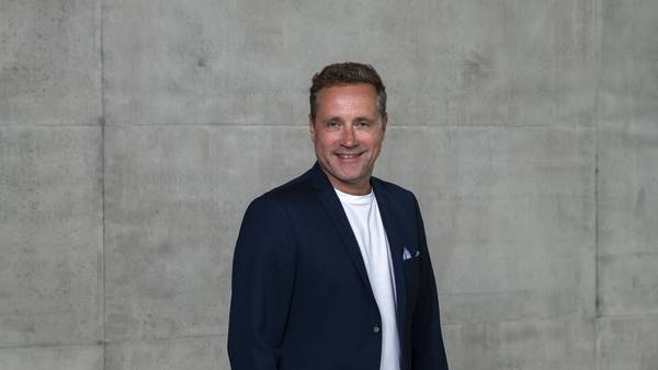 Auf diesem Bild sieht man einen Mann, Michael Cordt. Er ist Leiter der Abteilung Sales / Marketing/ Infopoint / Service.
