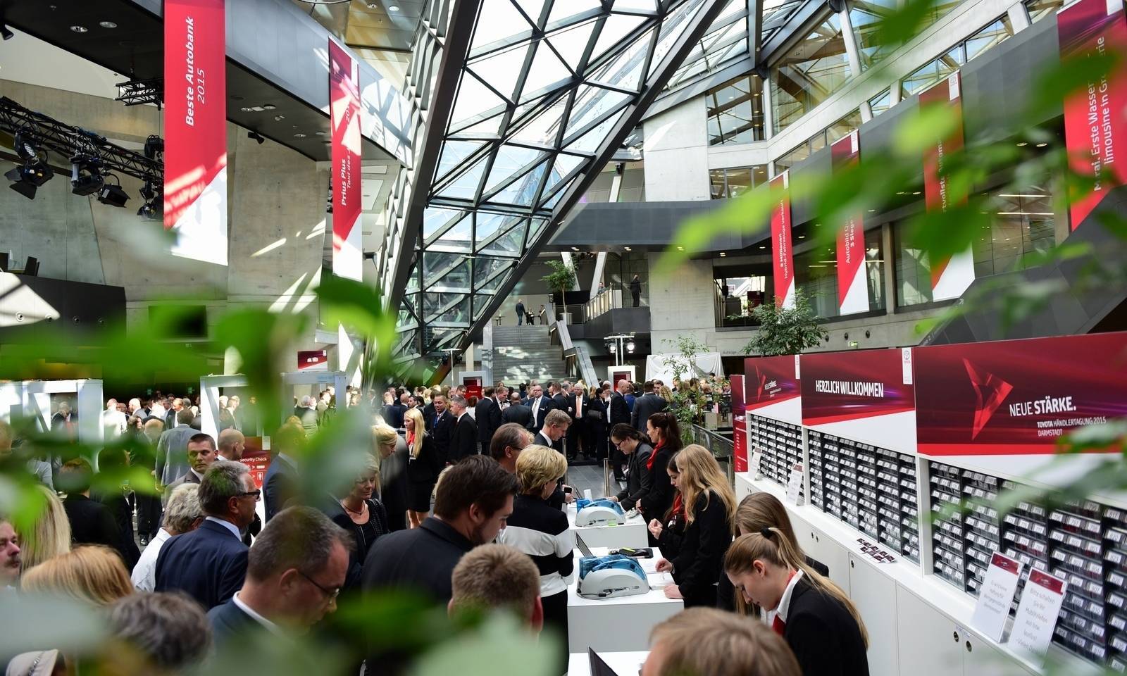 Die Aufnahme zeigt eine Messe im darmstadtium. Das gesamt atrium ist voller Messeteilnehmer. Auf der rechten Seite befindet sich der Registrierungstresen, an dem sich neue Besucher anmelden.