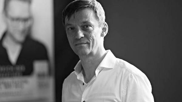 Auf diesem Bild sieht man einen Mann, Otmar Kraft. Er ist Ihr Ansprechpartner für die Anmietung der Centralstation.