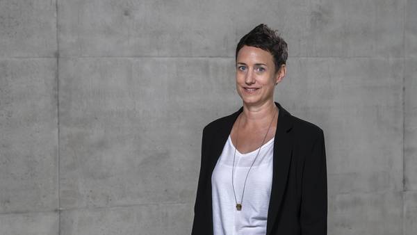 Auf diesem Bild sieht man eine Frau, Christine Kunze. Sie ist Projektmanagerin und Disponentin im darmstadtium.